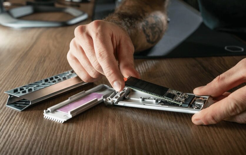 Yüksek Performanslı Cooler Master Oracle Air NVMe M.2 SSD Kutusu