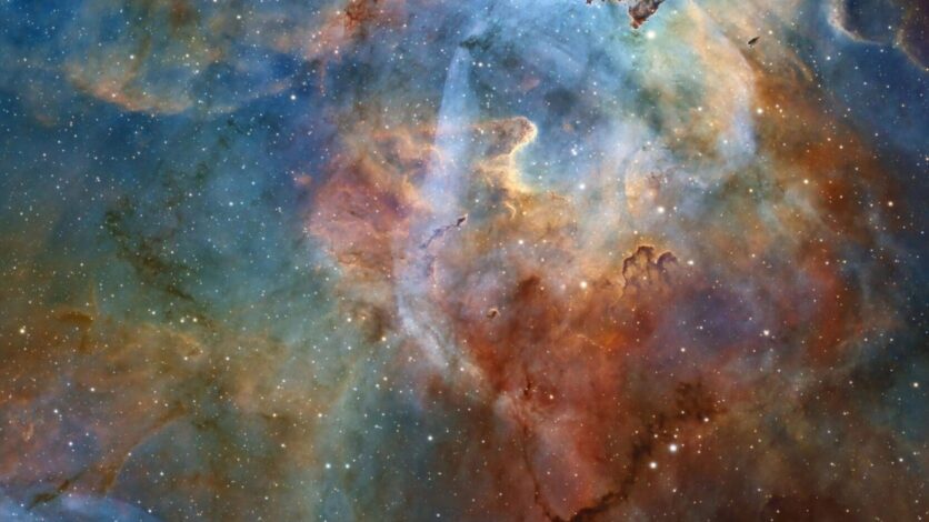 İki takım yıldızının kenarında renkli gaz bulutu