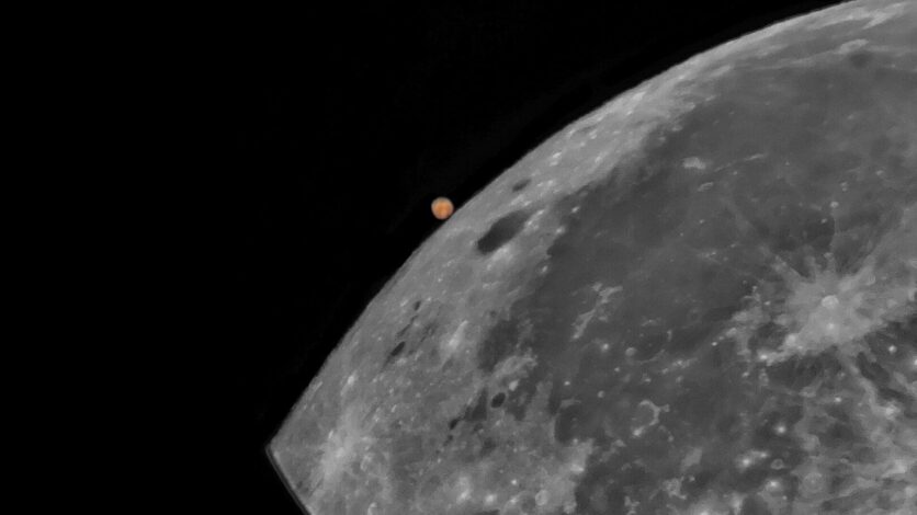 Ay ön planda büyük, mars arka planda küçük