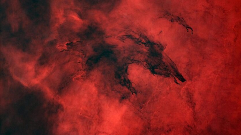 Kırmızı hidrojen gazı üzerinde kalın siyah moleküler bulut