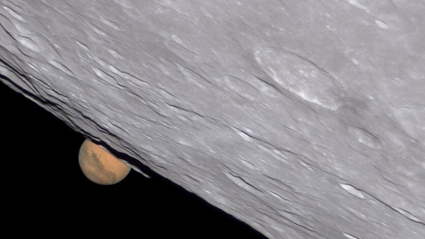 Ay'ın yakın çekim görüntüsü ve arkasında daha küçük görünen Mars